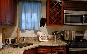 Great 2 Bedroom Condo,Free Parking,Easy Commute.